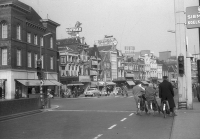 22318 Gezicht op de voorgevels van de panden Vredenburg 40-lager te Utrecht.